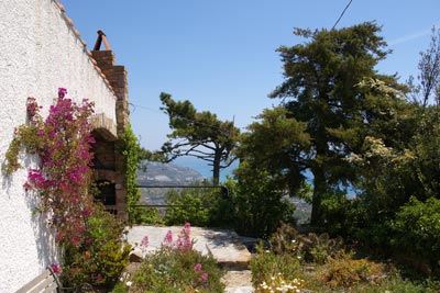 Blick von der Terasse zum Meer